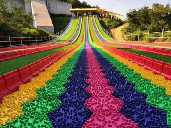 景區彩虹七彩滑道給你不一樣的游玩體驗